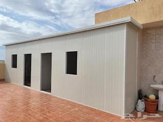 مقاول ساندوتش بانل يقوم بتركيب ألواح عازلة للمباني