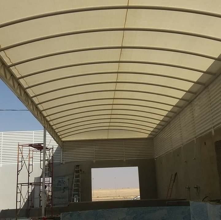 عملية تركيب مظلات احترافية بواسطة فنيين متخصصين